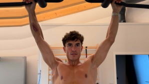 Bác sĩ Marc Marquez tiết lộ sự thật gây sốc: 'Anh ấy đang đua với chỉ một tay rưỡi'