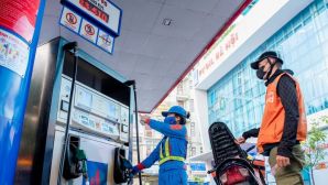 Giá xăng dầu trưa nay 16/9: E10 và RON 92 sắp tăng mạnh, dầu diesel vẫn đang rất rẻ, giá lăn bánh Toyota Corolla Cross