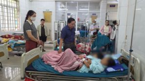 Hơn 40 người nghi ngộ độc sau khi ăn bánh mì tại Quảng Trị, bệnh viện huy động y bác sĩ cấp cứu