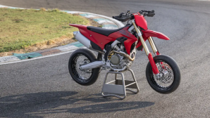 Ducati Desmo450 SM 2027 lộ diện: Supermoto đầu tiên của Ducati trang bị phanh Brembo Stylema