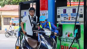 Giá xăng dầu hôm nay 19/9: Dầu diesel lên 29.945 đồng/lít, E5 RON 92 và E10 RON 95 ‘xa bờ’, giá lăn bánh VinFast VF 7