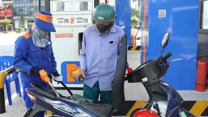 Giá xăng dầu trưa nay 21/9: Dầu diesel gần 30.000 đồng/lít, E10 RON 95 và E5 RON 92 ‘xa bờ’, giá lăn bánh VinFast VF 5