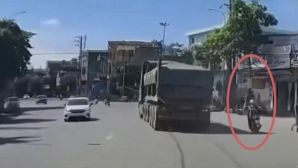 Camera ghi cảnh xe tải rẽ ẩu, cuốn xe máy và người vào gầm: Diễn biến sau đó gây chú ý