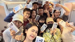Danh tính mỹ nhân mua 14 chiếc iPhone 18 Pro Max tặng nhân viên khiến dân tình choáng về độ chịu chi