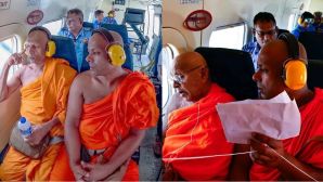 Sri Lanka thỉnh 3 nhà sư lên máy bay rải nước thánh để ‘cứu đất nước’, chuyện kỳ lạ xuất hiện