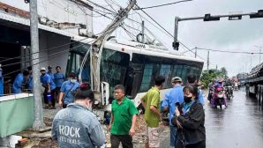 Vụ ô tô chở gần 20 công nhân tông xe máy, đâm gãy trụ điện ở Tây Ninh: Một người phụ nữ nguy kịch
