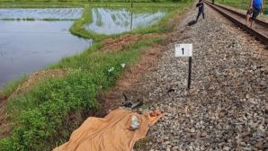 Hiện trường người đàn ông bị tàu hỏa tông tử vong, cả người và xe bị cuốn vào tàu