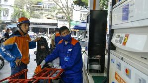 Giá xăng dầu hôm nay 25/9: E10 hơn 27.000 đồng/lít, RON 92 cách đỉnh gần 4.000 đồng, giá đầy bình xe côn tay 150-155cc