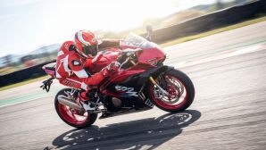 500RR 2025 gặp 500RR 2026: Ngoại hình gần như giống hệt, nhưng bên trong đã khác một trời một vực