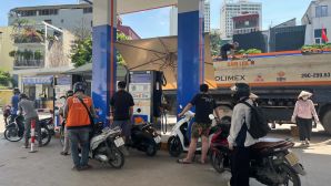Giá xăng dầu hôm nay 27/9: Xăng E5 cách đỉnh hơn 3.000 đồng/lít, dầu vượt 30.000 đồng, iPhone 16 Pro hạ sập sàn