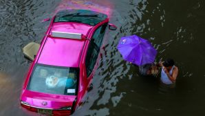Thủ đô Bangkok ban bố tình trạng thảm họa, ô tô chìm trong biển nước