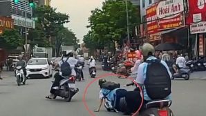 Nữ sinh Bắc Ninh bị bạn kéo tóc ngã xuống đường, hành động sau đó khiến nhiều người bức xúc 