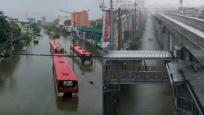 Mưa ngập chưa rút ở Bangkok: Ấm lòng anh thợ sửa xe người Việt canh điện thoại giúp bà con miễn phí