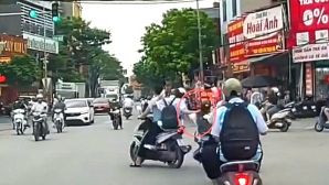 Nhà trường nói gì vụ nữ sinh Bắc Ninh bị bạn túm tóc kéo ngã trên đường rồi bỏ chạy?