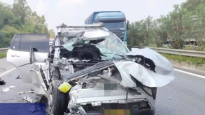 Xe ô tô con vỡ nát sau cú đâm đuôi xe đầu kéo trên cao tốc Nội Bài - Lào Cai, 1 người bị thương