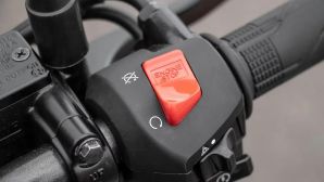 Tưởng thừa nhưng cực kỳ quan trọng: Vì sao xe máy nào cũng cần có công tắc Engine Kill Switch?