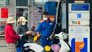 Giá xăng dầu chiều 2/10: Dầu đã rẻ, E10 RON 95 và RON 92 kỳ tới có thể xuống 21.000 đồng/lít? Giá lăn bánh VinFast VF 5