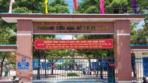 Tố giáo viên bắt học sinh làm hơn 10 trang bài tập mỗi tối, sự thật khiến công an phải vào cuộc