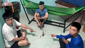 Kiểm tra đột xuất nhà cụ ông 73 tuổi ở Gia Lai, công an bắt khẩn cấp 3 thanh niên SN 2002