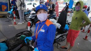Giá xăng dầu hôm nay 8/10: Dầu diesel đã hạ, E5 RON 92 và E10 RON 95 cách đáy hơn 7.000 đồng, giá lăn bánh VinFast VF 3