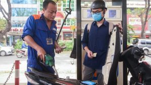 Giá xăng dầu trưa 8/10: Dầu diesel đã rẻ, RON 92 và E10 RON 95 thấp hơn đỉnh 3.500-4200 đồng, giá đầy bình xe ga 110cc