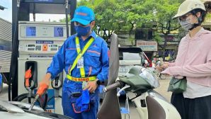 Giá xăng dầu tối nay 10/10: Dầu đã rẻ hơn, E10 RON 95 và RON 92 còn cách đáy gần chưa tới 9.000 đồng, giá đầy bình xe số