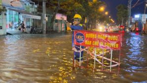 Triều cường chiều 11/10 khiến nhiều tuyến đường tại TPHCM chìm trong nước, xe chết máy