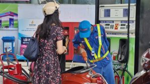 Giá xăng dầu hôm nay 13/10: Dầu diesel về gần 29.000 đồng/lít, RON 92 và E10 kỳ tới sẽ rẻ hơn? Giá lăn bánh VinFast VF 9