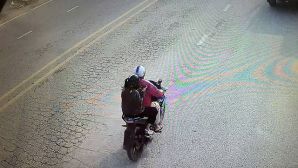 Camera ghi lại khoảnh khắc nữ sinh 16 tuổi lên xe máy của nam thanh niên lạ, sau đó gia đình mất liên lạc