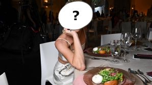 Xôn xao 1 nữ diễn viên đấm tiếp viên hàng không trên máy bay và tấn công cảnh sát, y tá sau khi hạ cánh