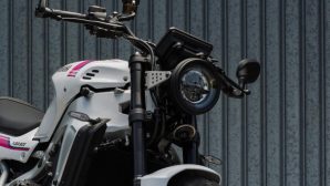 Yamaha XSR900 2027 chơi lớn với màu sơn trắng hồng: Nhìn là nhớ ngay huyền thoại đua xe 1993