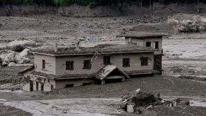Báo động đỏ về thiên tai ở Nepal: Sạt lở băng kích hoạt dòng lũ dữ, hàng loạt nhà cửa bị cuốn trôi