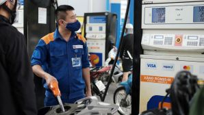 Giá xăng dầu chiều 15/10: Dầu diesel giảm kỳ thứ 3 liên tiếp, RON 92 và E10 RON 95 đã ‘về bờ’, giá đầy bình xe ga 110cc