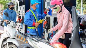 Giá xăng dầu tối 15/10: Dầu diesel tiếp tục giảm, E10 RON 95 và RON 92 đã về mức rẻ hơn, giá đầy bình xe ga 150-160cc