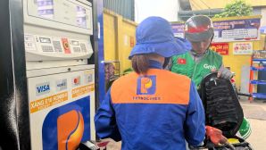 Bảng giá xăng dầu Petrolimex hôm nay 16/10: Giảm thêm 300 đồng, xăng E10 chỉ còn 26.720 đồng/lít, Galaxy S24 FE rẻ bèo