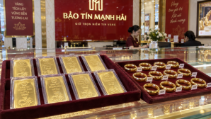 Cập nhật giá vàng chiều hôm nay 17/10: Trong nước đồng loạt giảm, thế giới chịu sức ép lãi suất