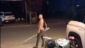 Đã tìm ra danh tính nam thanh niên cởi trần cầm gậy sắt đập phá ô tô trong đêm ở Bắc Ninh