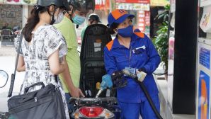 Giá xăng dầu chiều nay 17/10: Dầu kéo dài chuỗi giảm, E10 RON 95 và E5 RON 92 lùi về gần đáy, giá đầy bình các mẫu xe số