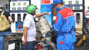 Giá xăng dầu trưa nay 17/10: Dầu diesel lại giảm, E10 RON 95 và E5 RON 92 cũng cùng về mức rẻ, giá đầy bình ô tô Mazda