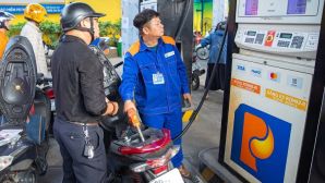 Giá xăng dầu hôm nay 19/10: Xăng E10 RON 95 và E5 RON 92 đua nhau giảm, cách đáy bao nhiêu? Giá lăn bánh VinFast VF 7