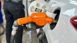 Giá xăng dầu hôm nay 18/10: Xăng E10, E5 sắp tiếp tục điều chỉnh, người tiêu dùng được hưởng lợi lớn?