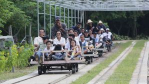 Đoàn tàu độc lạ ở nước láng giềng Việt Nam, cách tránh nhau trên đường ray khiến du khách bất ngờ