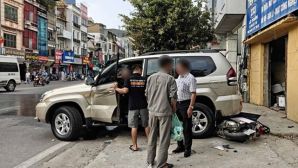 Hiện trường ô tô bất ngờ lùi cuốn xe máy chở 2 người phụ nữ vào gầm