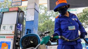 Giá xăng dầu hôm nay 22/10: Dầu diesel giảm ‘chóng mặt’, E5 RON 92 và E10 RON 95 rất gần đáy, giá lăn bánh VinFast VF 5
