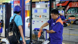 Giá xăng dầu trưa nay 21/10: Dầu lại giảm sâu, E5 RON 92 và E10 RON 95 đã tiếp cận đáy, giá đầy bình xe côn tay 150cc