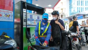 Giá xăng dầu hôm nay 23/10: Xăng E5 RON 92 và E10 RON 95 giảm 2 kỳ liên tiếp, đã về vùng rẻ, giá lăn bánh VinFast VF 9