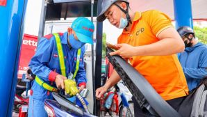 Giá xăng dầu tối nay 23/10: Dầu diesel vẫn rẻ, E10 RON 95 và E5 RON 92 tiếp tục giảm mạnh, giá đầy bình xe côn tay 150cc