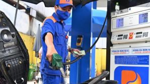 Giá xăng dầu trưa nay 25/10: E5 RON 92 lại vừa giảm rất mạnh, E10 RON 95 giờ không còn xa đáy, giá đầy bình xe ga 110cc