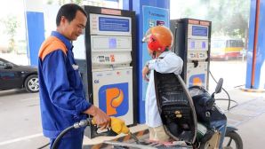 Giá xăng dầu tối nay 26/10: E5 RON 92 và E10 RON 95 giảm về lại mức rẻ, dầu đã gần sát đáy, giá lăn bánh VinFast VF 6