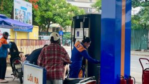 Giá xăng dầu chiều 26/10: Xăng E5, E10 giảm sâu từ tuần trước, dầu Diesel không quá 30.000 đồng, Galaxy A17 rẻ bèo